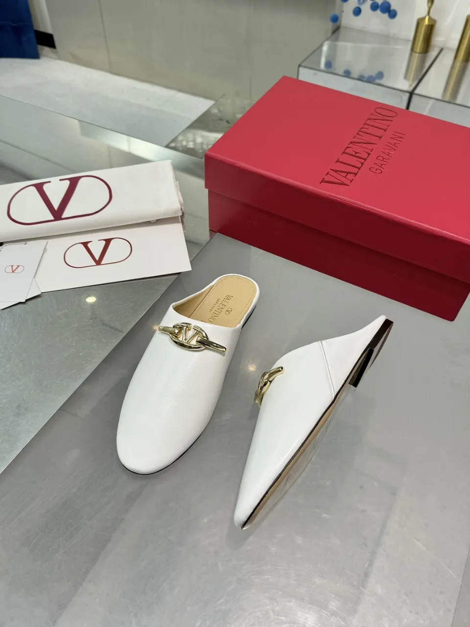 👟👟Ex-factory price 520👟👟 Valentino’s hottest new product in 2025, the new slippers are also easy to wear...😈😈😈 The latest logo buckle Perfectly combined with sexiness❤️‍🔥❤️‍🔥❤️‍🔥❤️‍🔥It is simply the pinnacle of summer fashion💖💖💖💖Original replica Outsole: Italian genuine leather outsole Heel height: Flat heel Size: 35-39 (40 41 42 customization is non-returnable and non-exchangeable)